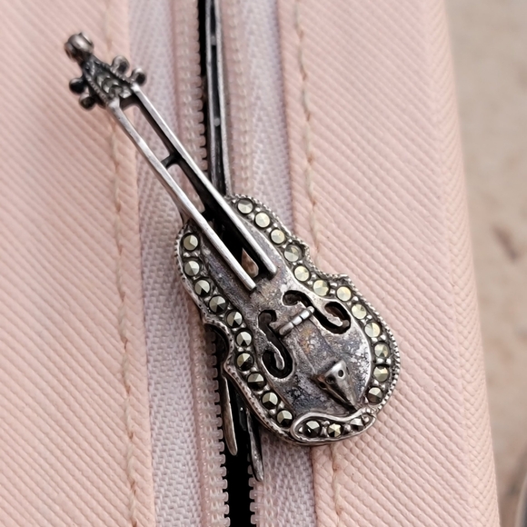 Vintage 925 sterling silver marcasite violin with bow brooch or pin